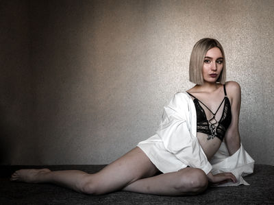 Ave Lily - Escort Girl